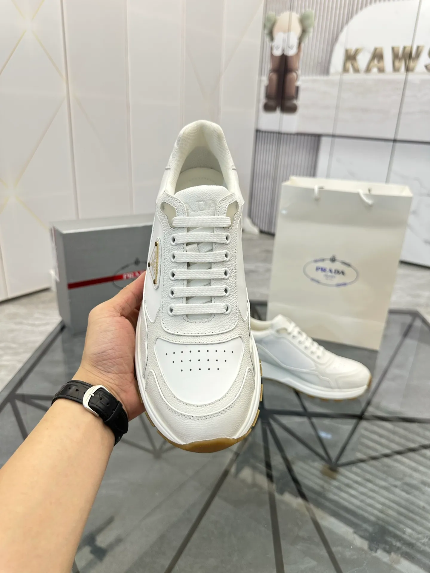 Men's shoes: 💰P600¥ High-end top quality Product trademark: Prada *"Prada*" low-top casual shoes Regular size: 38-45 (can be customized to 46) Product material: imported cowhide upper, breathable lining, cowhide foot pads, original ultra-light foam outsole. No.: 001